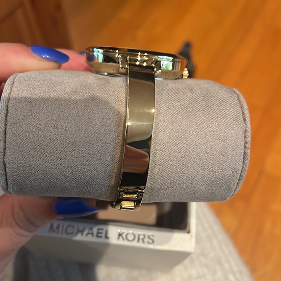💛MICHAEL KORS WATCH💛 NWT AND BOX! - Picture 3 of 5